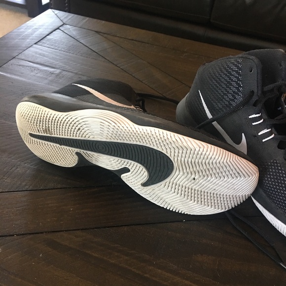 Nike basketball shoes barely worn one season! - Picture 2 of 4